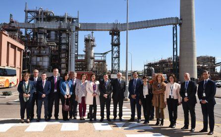 Emiliano García Page y Antonio Brufau, junto a otras autoridades, en el Complejo Petroquímico de Repsol en Puertollano