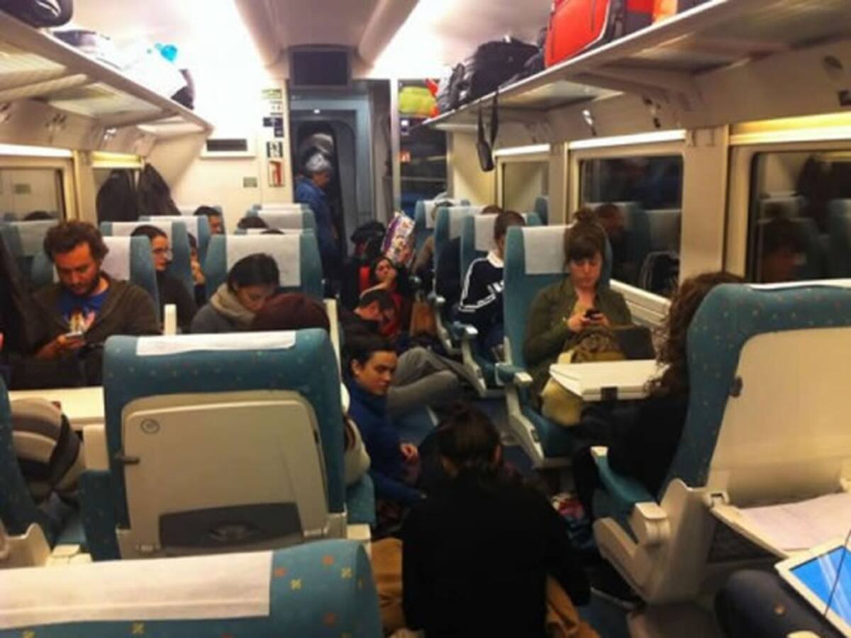 Unos 600 viajeros pasan más de cuatro horas atrapados en un tren en Valladolid