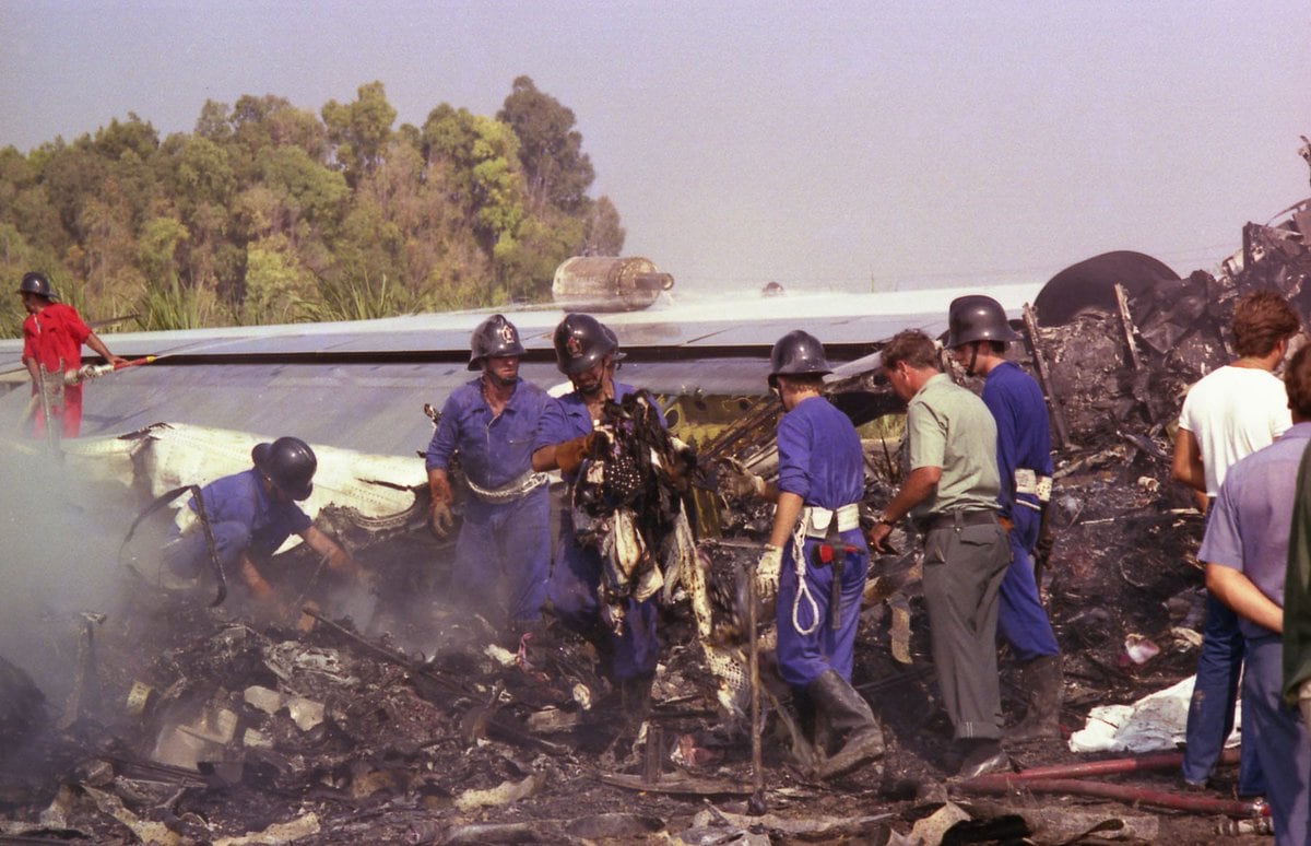 Numerosos bomberos ayudaron en las labores de rescate y sofocaron las llamas