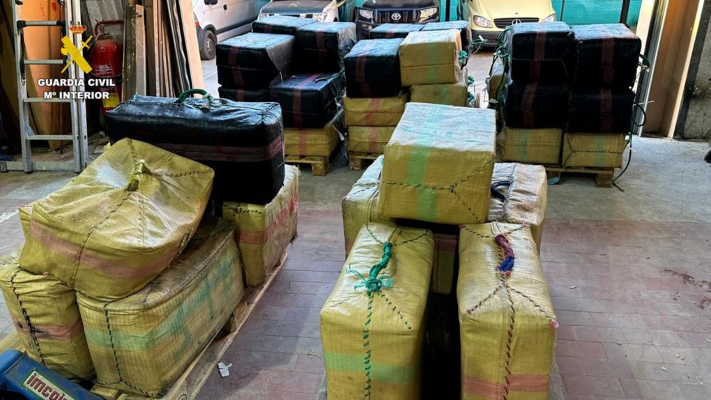 La Guardia Civil detiene a 11 personas e interviene 2.600 Kg de hachís en las costas de Almería.