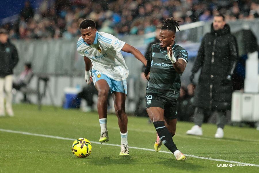 Ale Gomez lucha contra Cipenga por un balón dividido