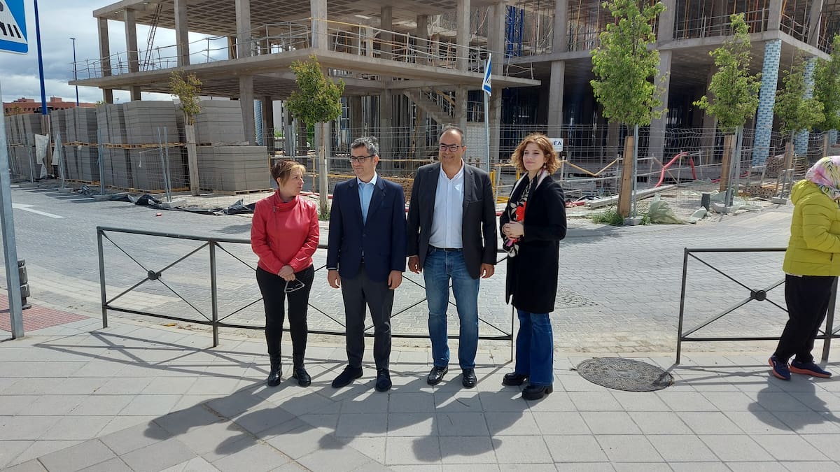 El ministro de Presidencia, Félix Bolaños, y el alcalde de Leganés, Santiago Llorente, critican la política de Vivienda pública de la Comunidad de Madrid