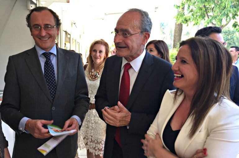 El ministro de Sanidad, Alfonso Alonso, acompaña al candidato Francisco de la Torre en su visita a la Feria de Mujeres Empresarias de Málaga