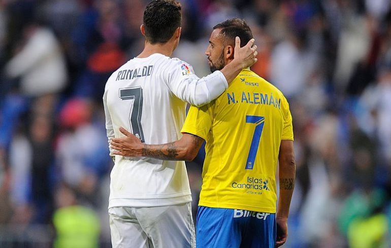 Cristiano Ronaldo y Nauzet Alemán se saludan en un encuentro entre el Real Madrid y la UD Las Palmas de octubre de 2015.