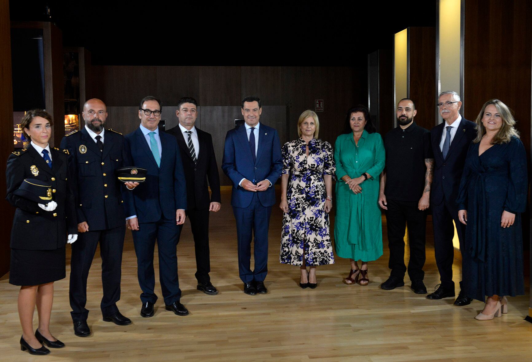 Juanma Moreno y María José García Pelayo junto a los premiados