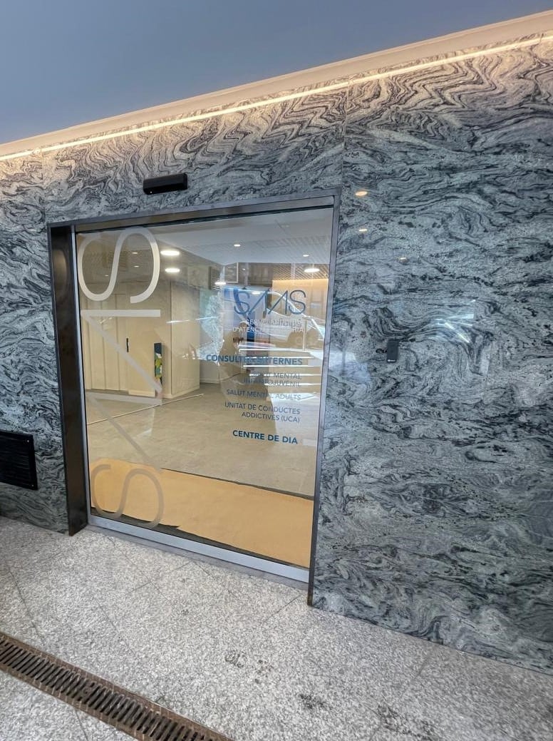 Entrada al nou centre de dia de salut mental del SAAS situat a l'edifici del Ròdol