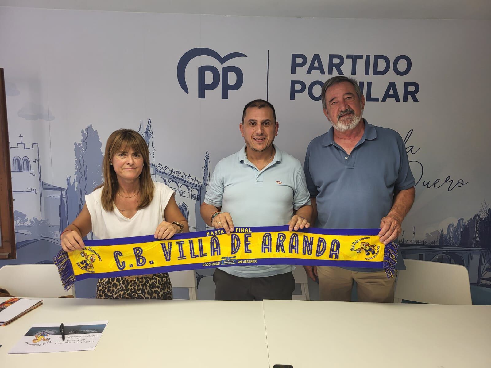 El presidente del Tubos Aranda, Juan Pablo Berdón, posa con Cristina Valderas y José María Jimeno, del PP