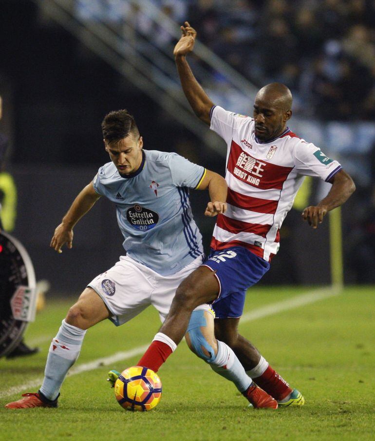  El centrocampista serbio del Celta de Vigo, Nemanja Radoja  en el partido ante el Granada.