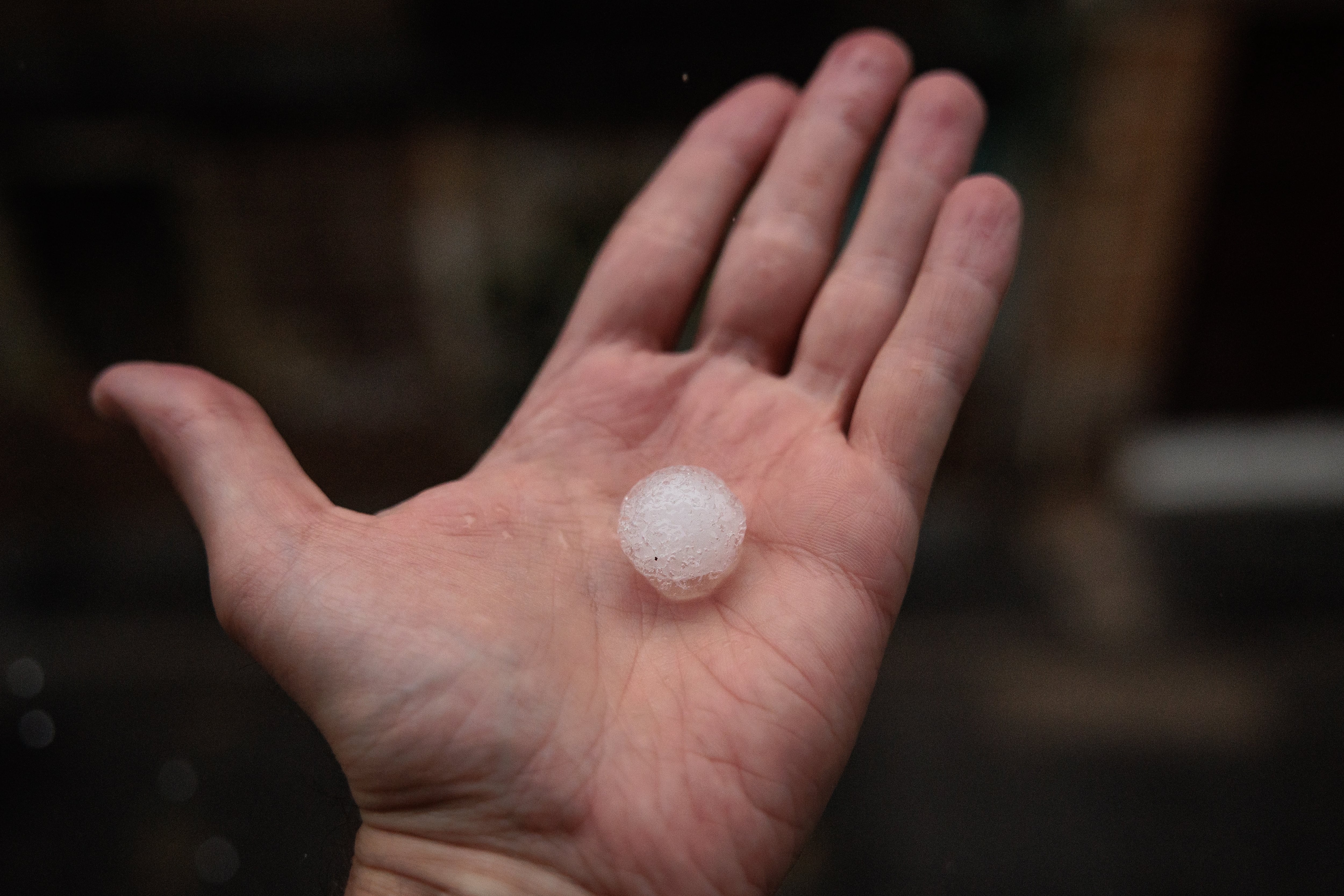 Detalle de una bola de granizo caida en València