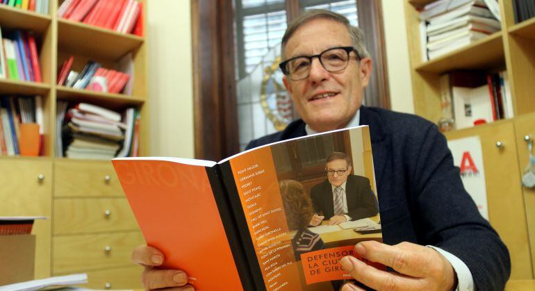 El defensor de la ciutadania de Girona amb la memòria del 2018.