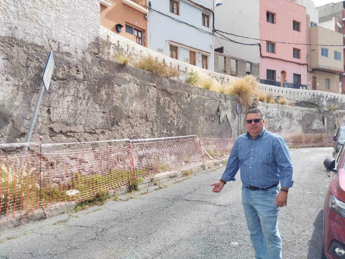 Vecinos de Pedro Hidalgo: "estamos en alerta permanente y con miedo a que se nos caiga encima parte del muro"