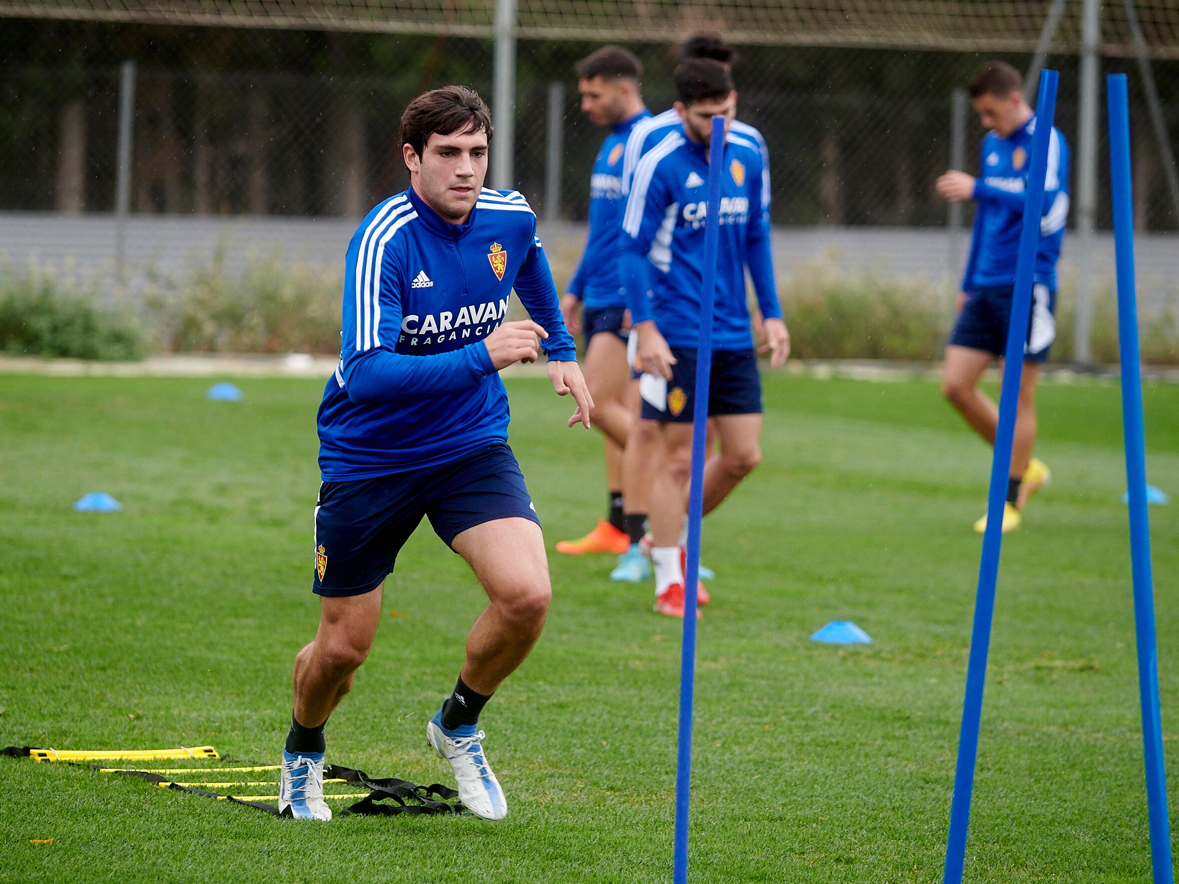 Iván Azón realiza un ejercicio durante un entrenamiento en la Ciudad Deportiva