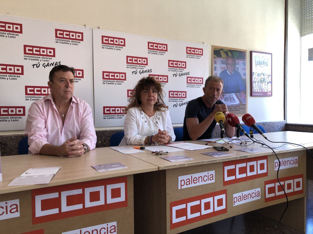 Representantes de CCOO en la presenación de un díptico con toda la información sobre los Planes de Igualdad de las empresas