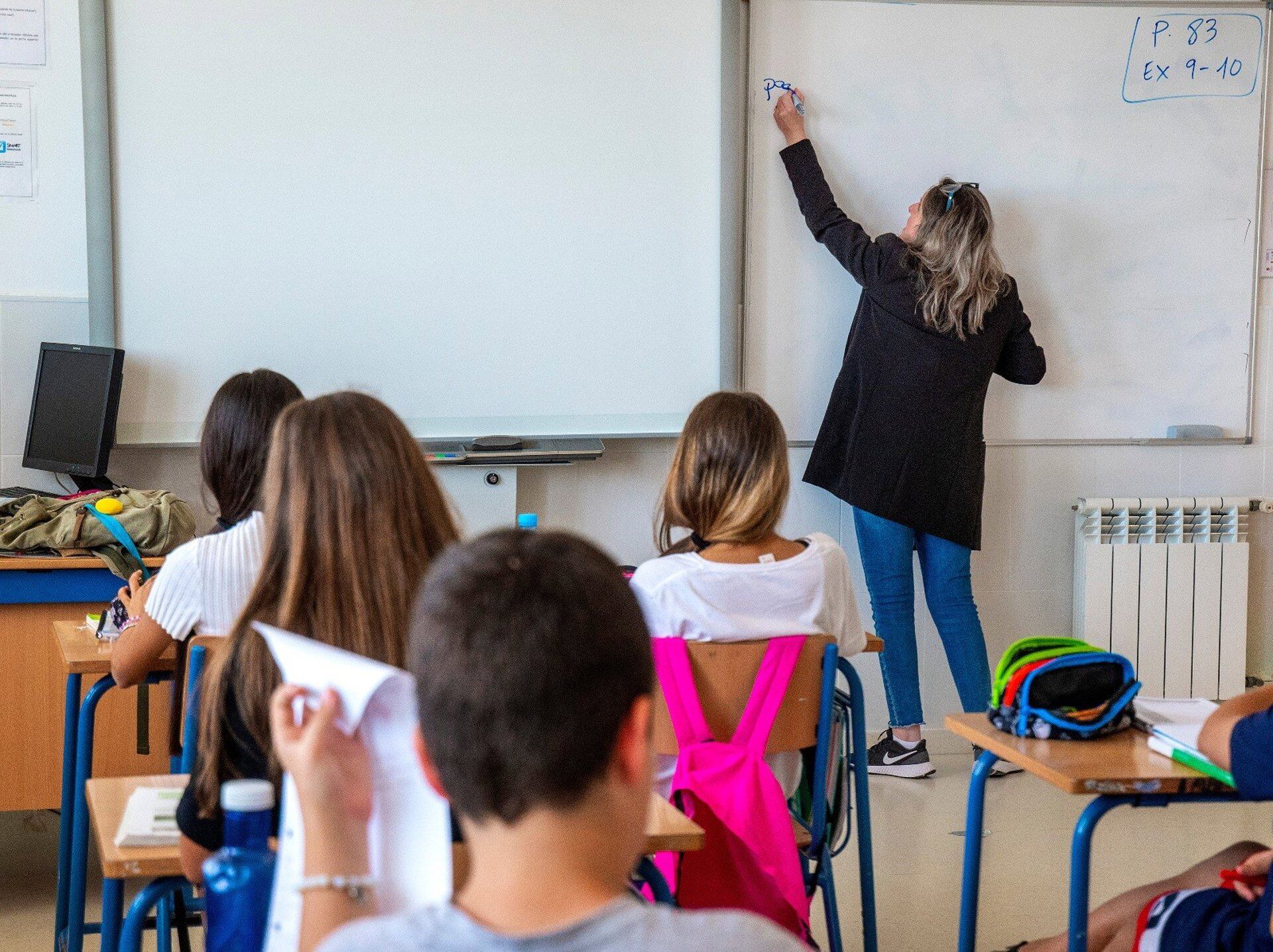 Archivo - Profesora en un aula pública de Andalucía.- JUNTA DE ANDALUCÍA - Archivo