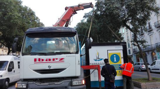 La primera grua no podia aixecar el camió.