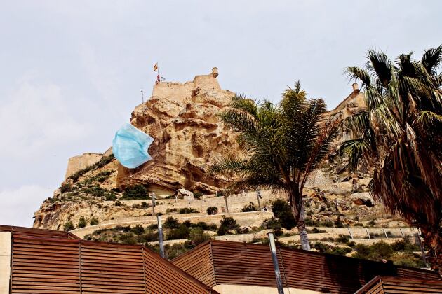 Fotomontaje de la "cara del moro" del Castillo de Santa Bárbara con una mascarilla sanitaria