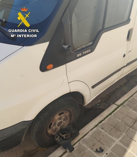 Retrovisor de un vehículo aparcado roto y tirado en el suelo en Carrión de Calatrava