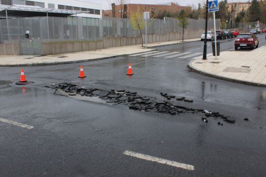 La tromba de agua ha destrozado el pavimento en la calle Camino del Gansino