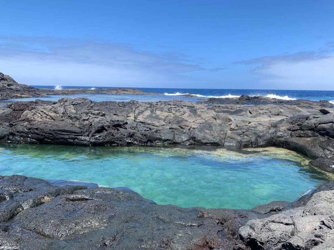 Charco natural en la costa de Lanzarote.