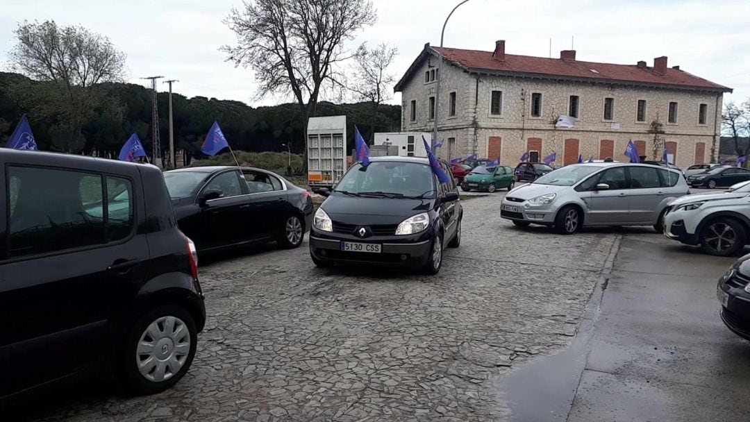 La marcha motorizada congregó a algo más de medio centenar de vehículos en la antigua estación de ferrocarril de Peñafiel.