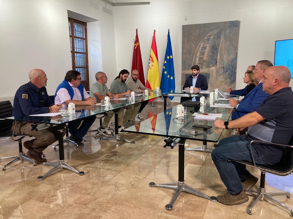 El presidente de la Región de Murcia, Fernando López Miras, se ha reunido con el comité de empresa de la factoría de Sabic en Cartagena