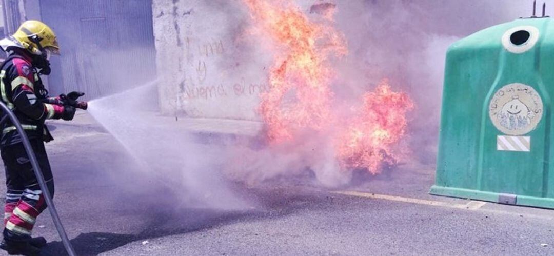 Los bomberos sofocando un incendio en contenedores en Arrecife.