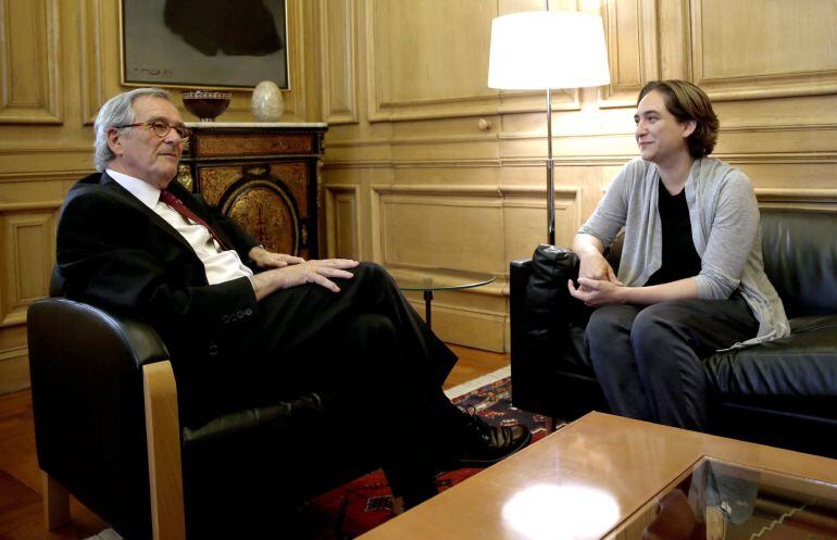 GRA172. BARCELONA, 28/05/2015.- La ganadora de las elecciones municipales en Barcelona, Ada Colau, durante la reunión que ha mantenido hoy con el alcalde en funciones de la ciudad, Xavier Trias (CIU), la primera desde las municipales del 24M, para preparar el traspaso del gobierno una vez la candidata de BComú sea previsiblemente elegida primera alcaldesa de la capital catalana el próximo 13 de junio. A su salida, Colau, ha asegurado que Trias, ha "dado por hecho" que ella será la próxima alcadesa. EFE/Alberto Estévez