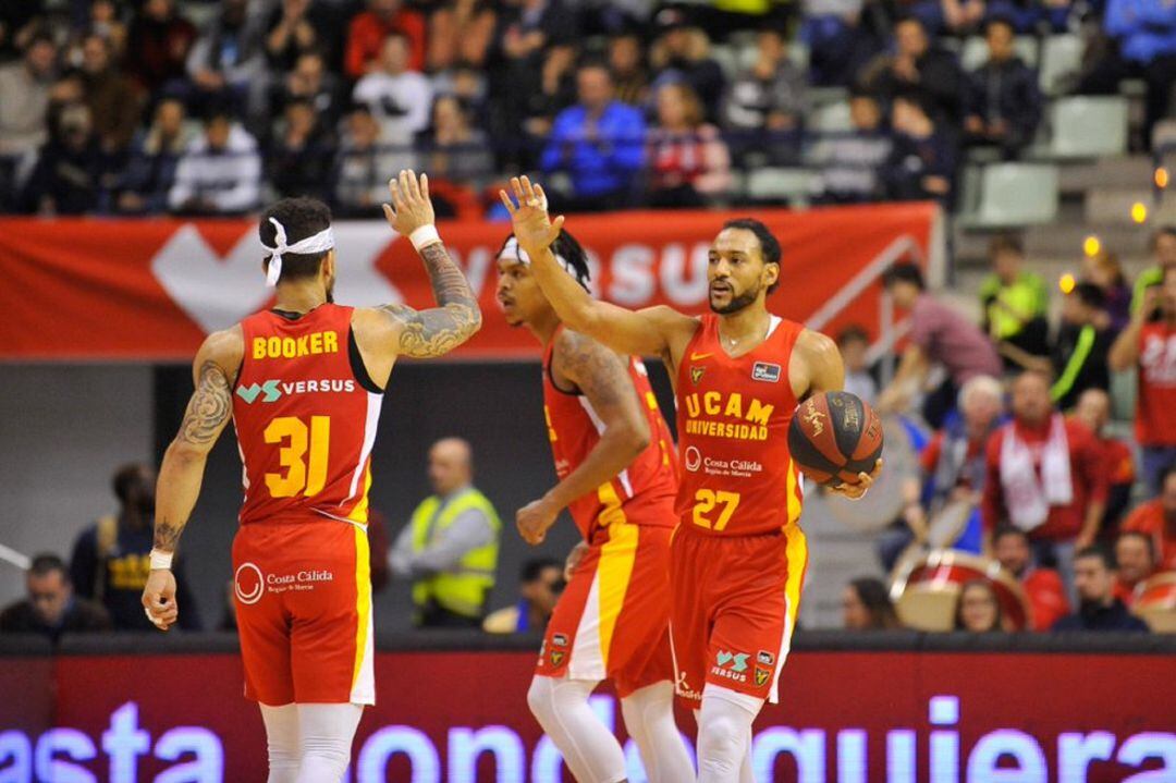 Sadiel Rojas junto a Askia Booker y Jarell Eddie