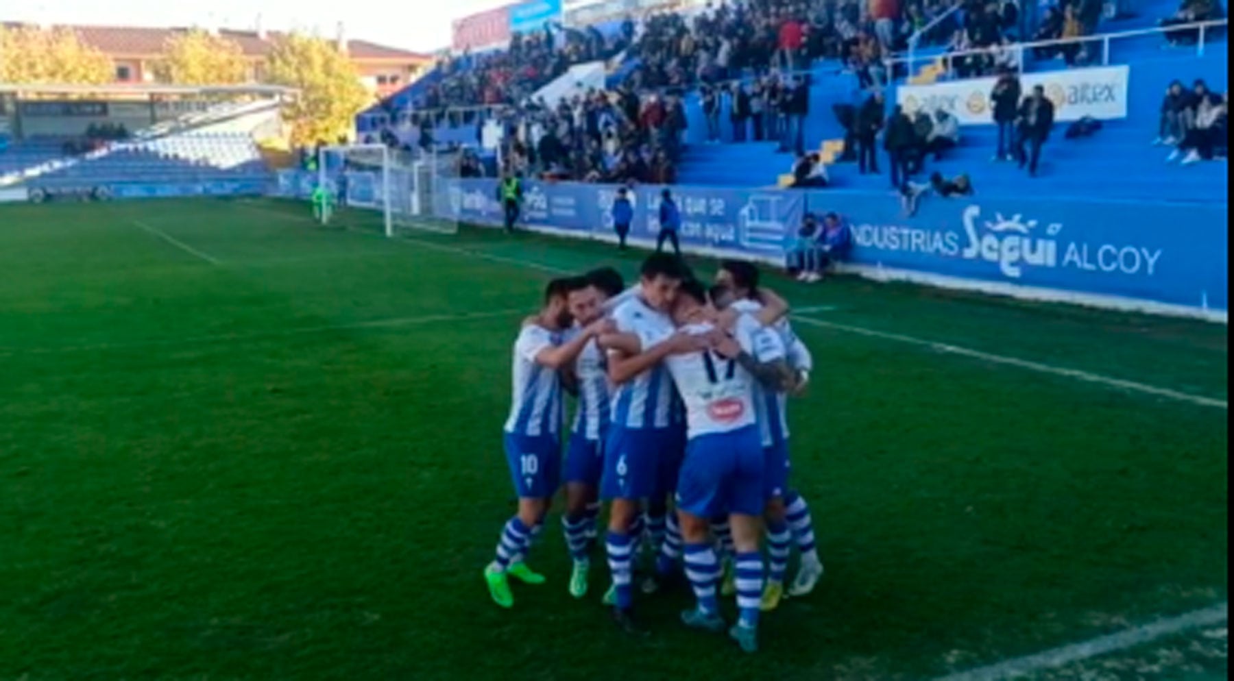 Los jugadores del Alcoyano celebrando el primer gol de Raúl Alcaina