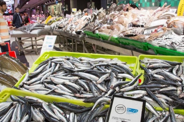 Puestos de pescado en un mercado vasco. 