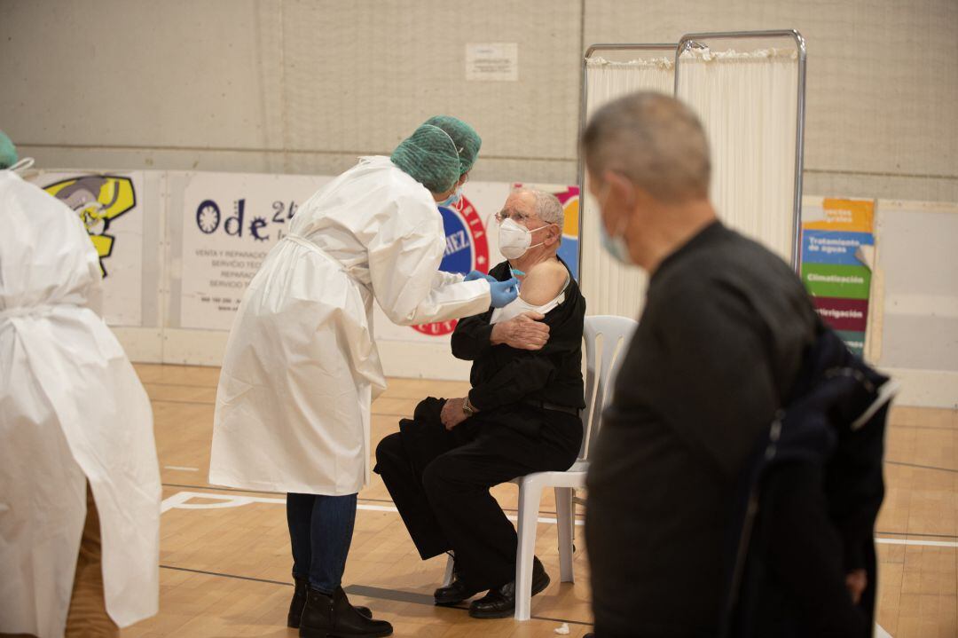 Un hombre es vacunado contra la COVID-19 en Murcia