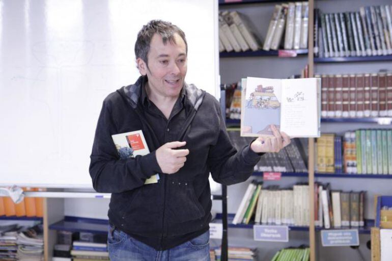 El escritor Patxi Zubizarreta en la presentación de uno de sus libros