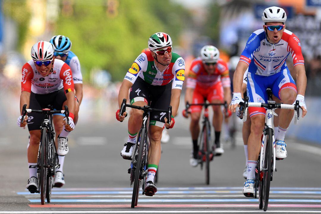 Arnaud Demare en la recta final de la etapa ante Viviani y Ewan