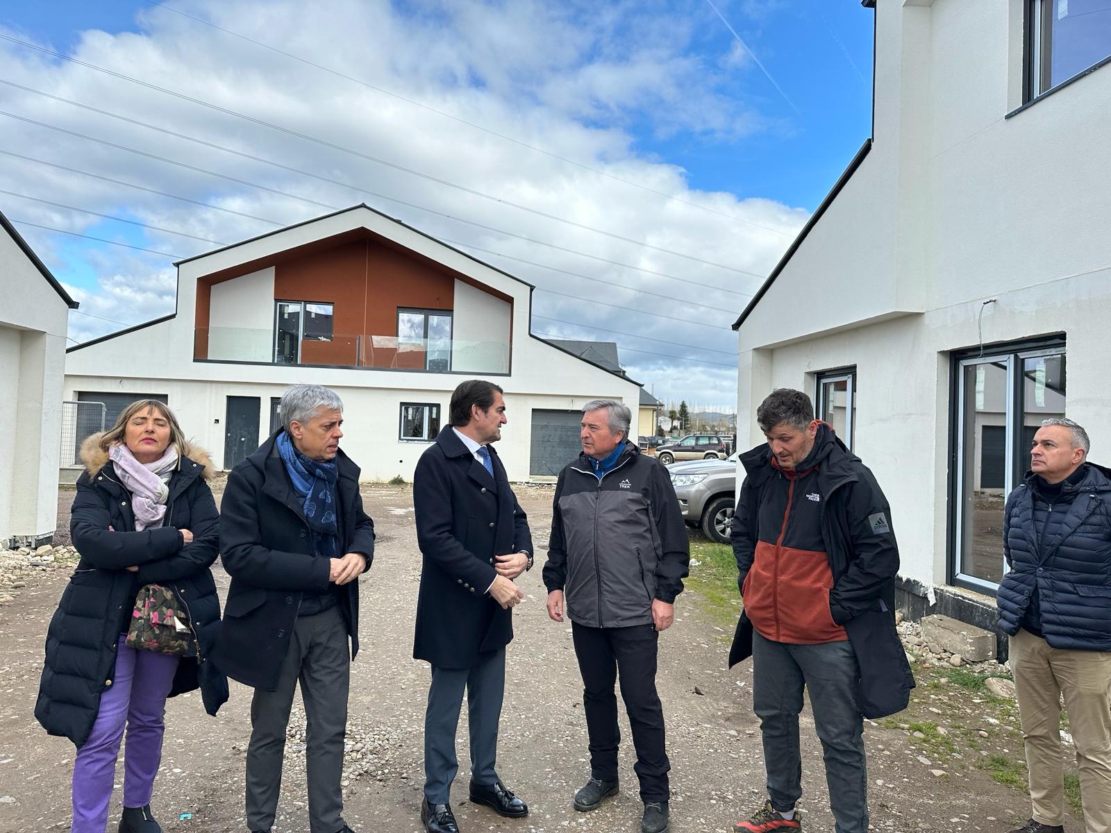 Visita a la promoción de viviendas de Posada del Bierzo