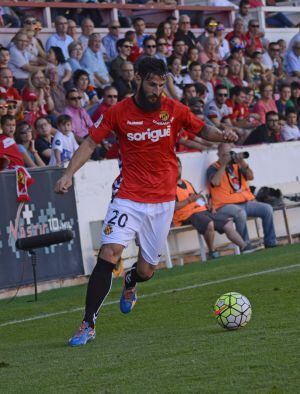 Marcos condueix una pilota per la banda.