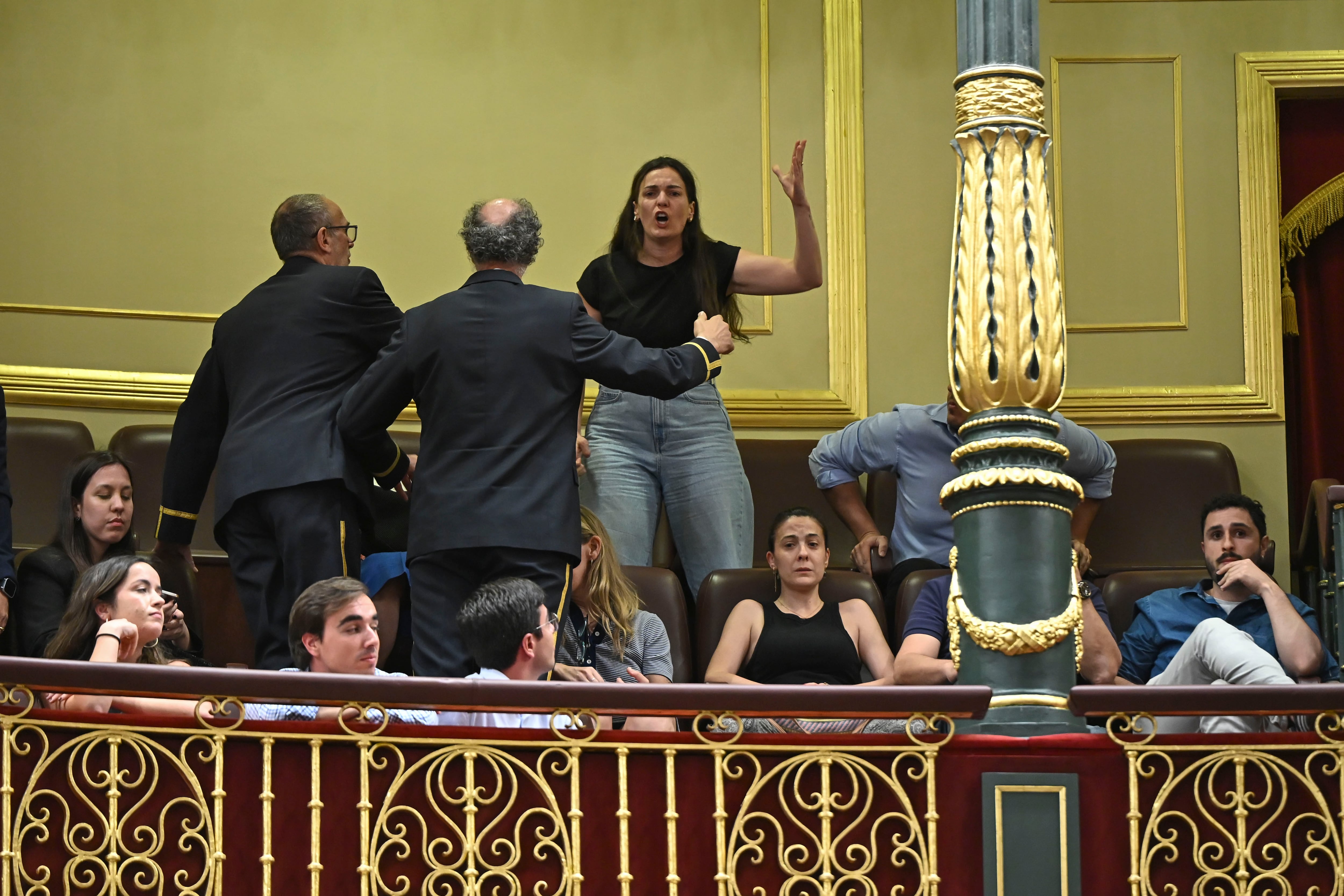 MADRID, 28/04/2026.- Protestas en las gradas de Congreso de los Diputados después de que el pleno haya derogado este martes, con la mayoría que suman el PP, Vox y Junts y la abstención del PNV, el decreto ley que permitía prorrogar dos años los contratos de alquiler vencidos el 21 de marzo de 2026 y el 31 de diciembre de 2027 y limitaba al 2 % las actualizaciones anuales de renta, este martes en Madrid. EFE/ Fernando Villar