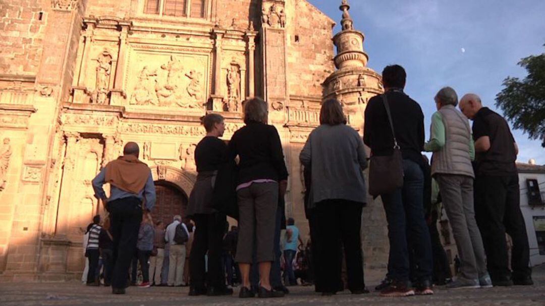 Un grupo de turistas frente a la Sacra Capilla del Salvador