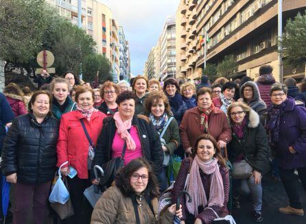 Las mujeres pealeñas con su alcaldesa, Ana Dolores Rubia a la cabeza desembarcaron con gran entusiasmo reivindicativo en la manifestacion de la Capital