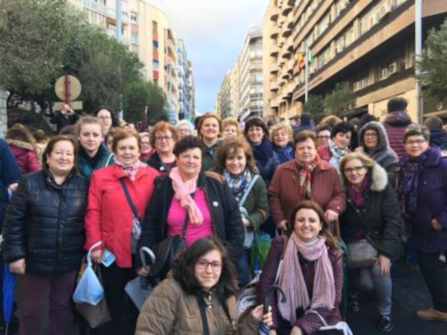 Las mujeres pealeñas con su alcaldesa, Ana Dolores Rubia a la cabeza desembarcaron con gran entusiasmo reivindicativo en la manifestacion de la Capital