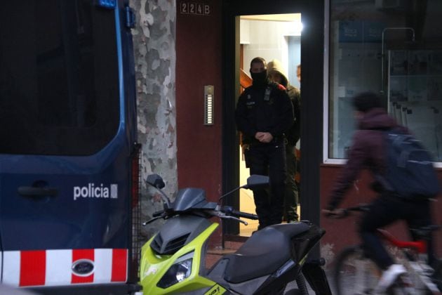 Uno de los registros en la calle Cristóbal Moura de Barcelona.