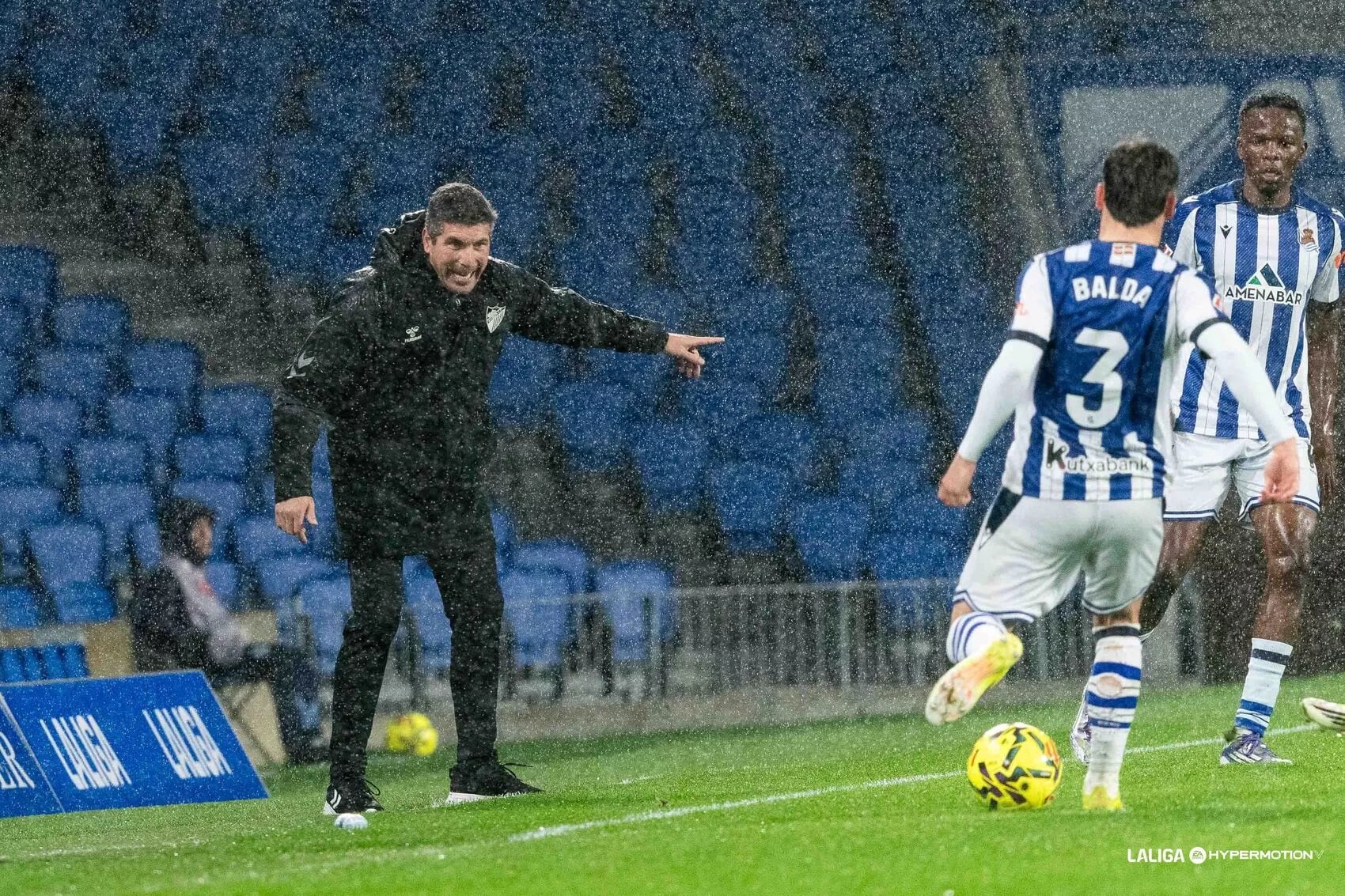 El técnico del Málaga Juan Francisco Funes, en el partido contra la Real Sociedad B