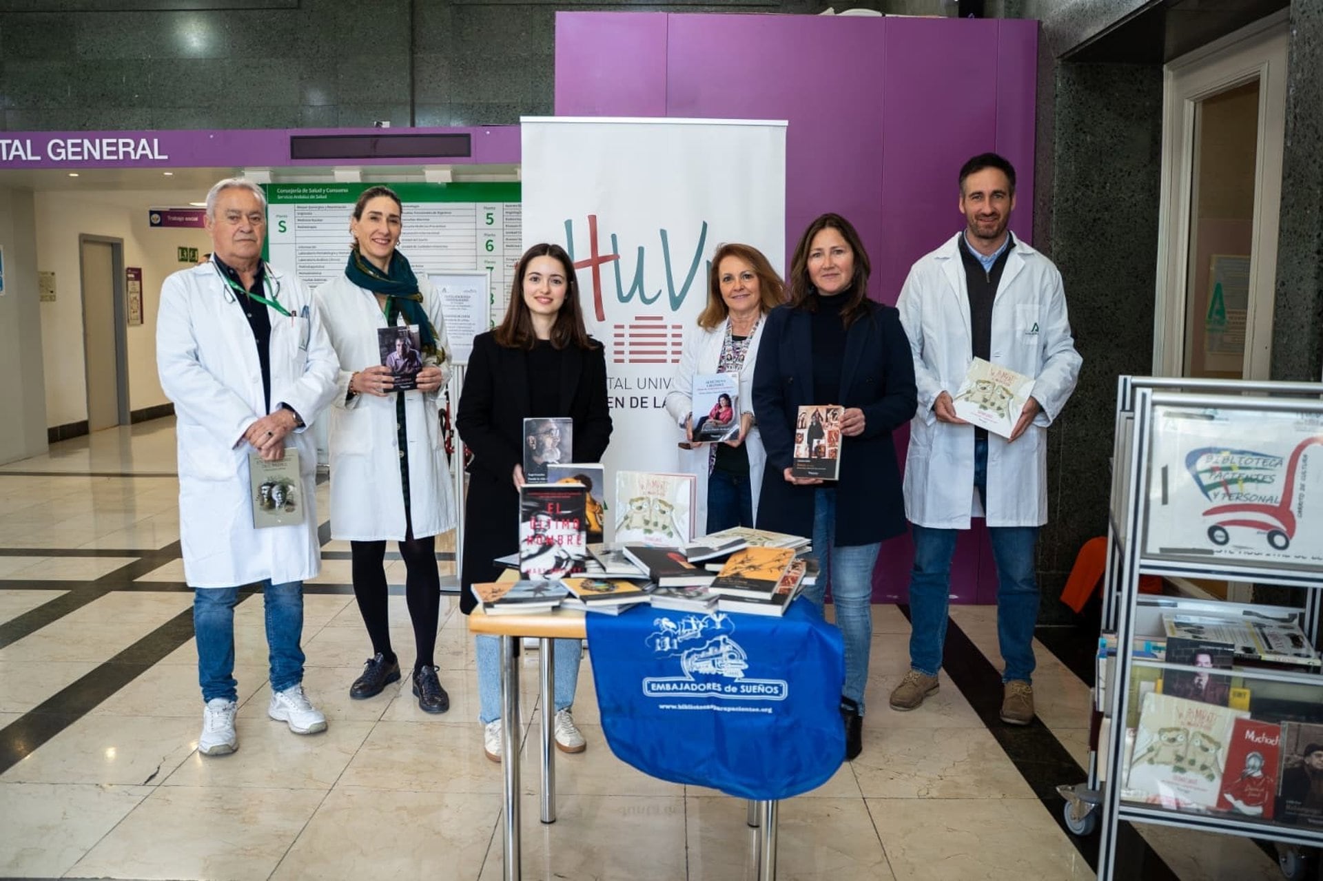 El equipo de Participación Ciudadana y el responsable de la Biblioteca, Juan Zívico, han recibido a la editora ejecutiva de esta reconocida editorial internacional, Yenalia Huertas