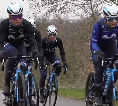 Sara Martín (centro) junto a sus compañeras de Movistar Team en el reconocimiento del recorrido de la prueba holandesa