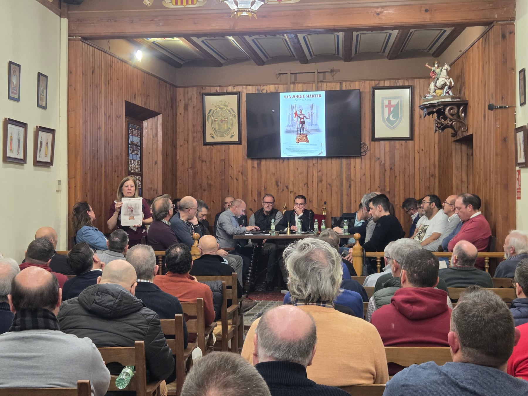 La mayoral Carmina Aznar muestra una imagen de la Concordia elegida para este año