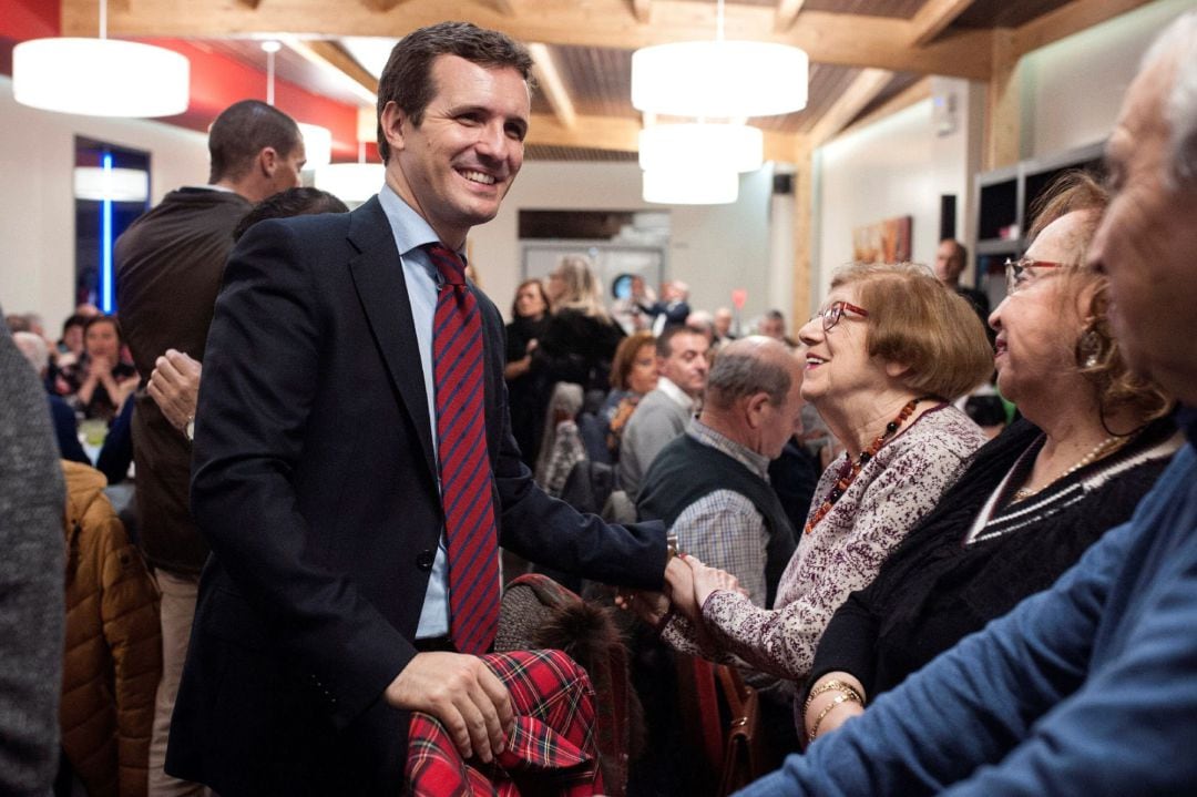 El presidente del Partido Popular, Pablo Casado (i), durante el almuerzo que ha mantenido con simpatizantes del partido en Ourense. 