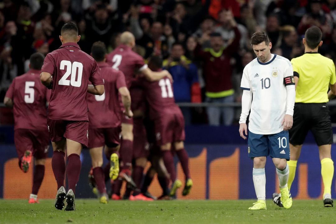 Venezuela celebra uno de los goles ante un Messi cabizbajo