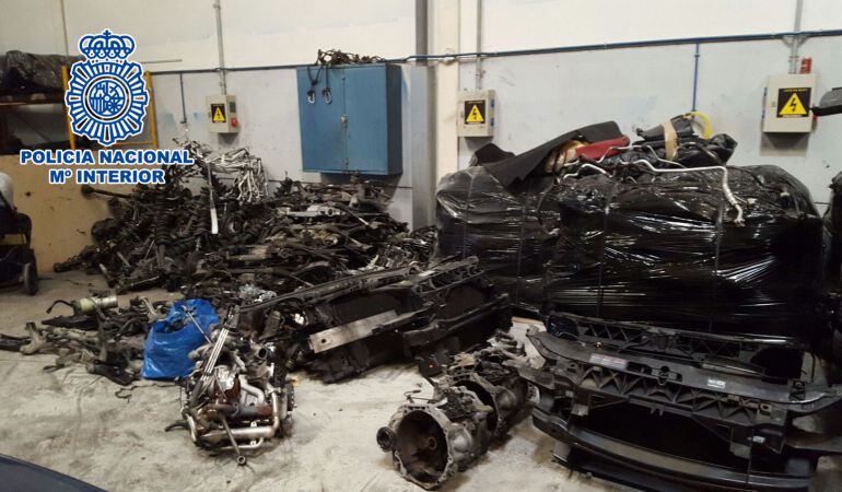 Piezas de desguace en la nave registrada