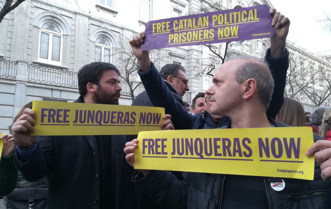 Manifestantes en apoyo a Junqueras frente al Supremo