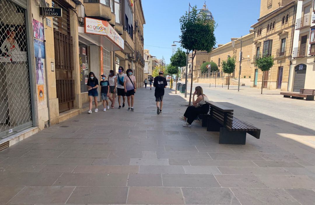 Personas caminando por la calle Nueva de Úbeda