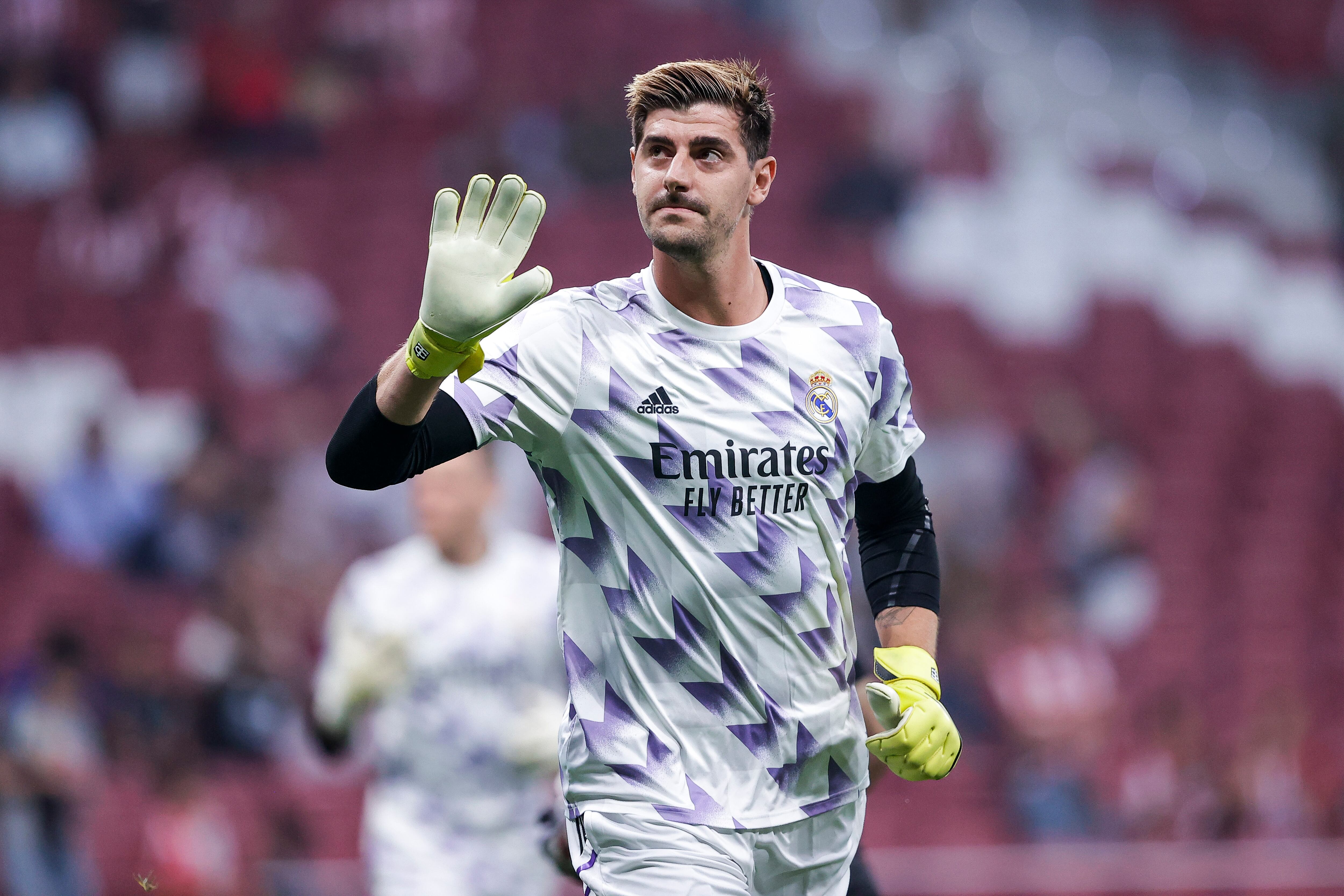 Courtois, durante el calentamiento previo al Atlético de Madrid-Real Madrid